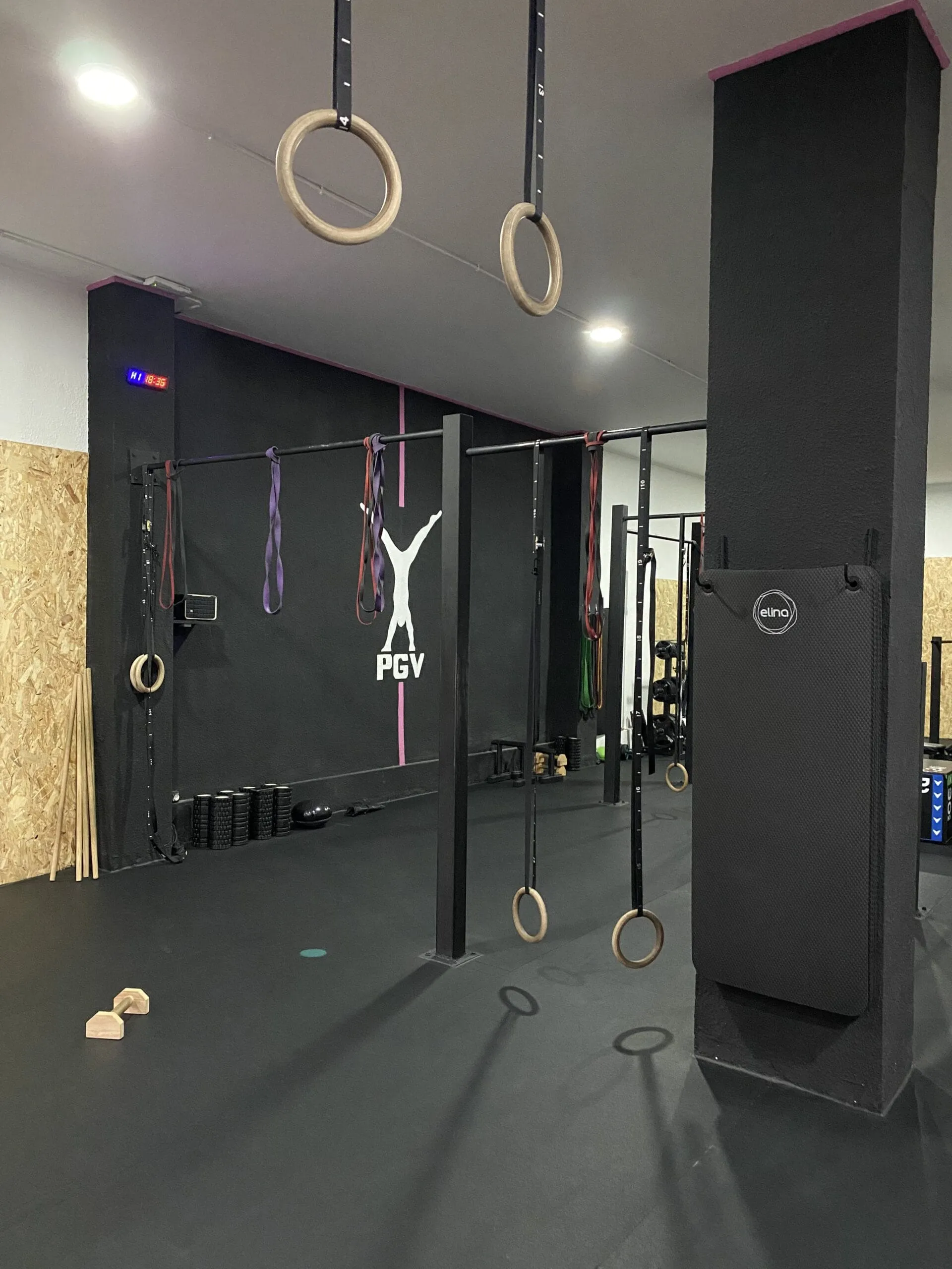 Zona de entrenamiento con anillas y rack del centro