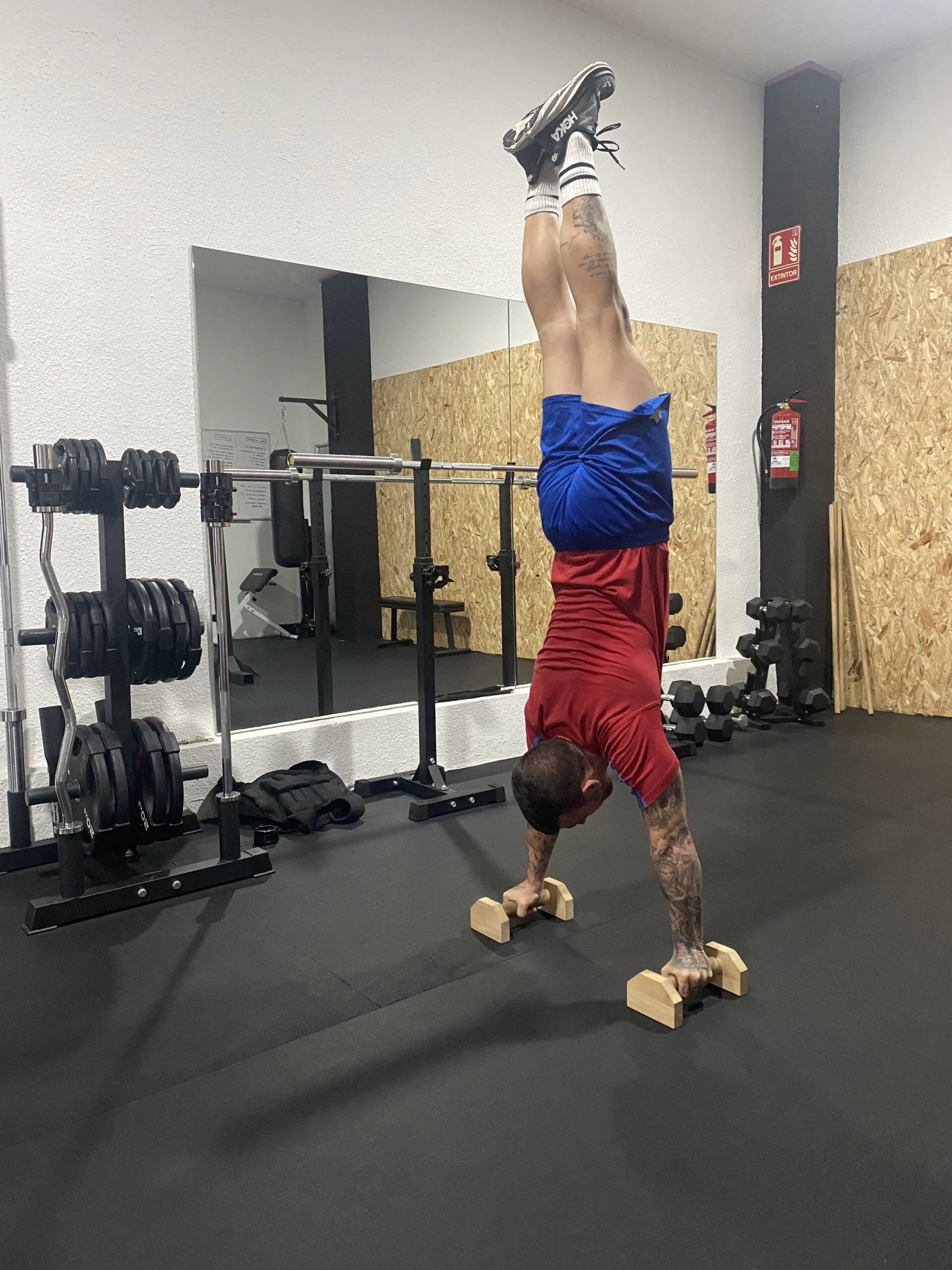 Atleta haciendo el pino sobre paralelas en el centro Calistenia Zaragoza