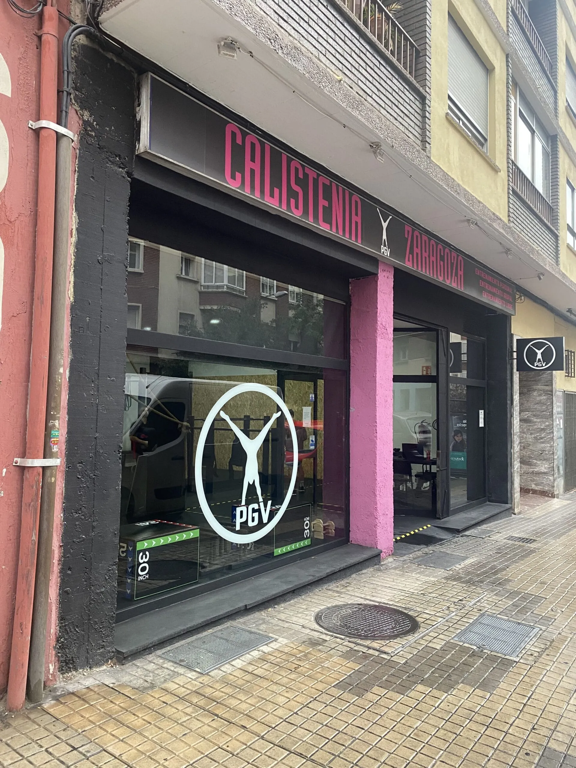 Fachada del centro Calistenia Zaragoza en Calle Rodrigo Rebolledo 7